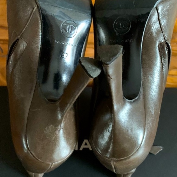 Vintage Chanel Camellia Flower Pointed Toe Brown/Black Heeled Boots, Chanel Box - Picture 11 of 11